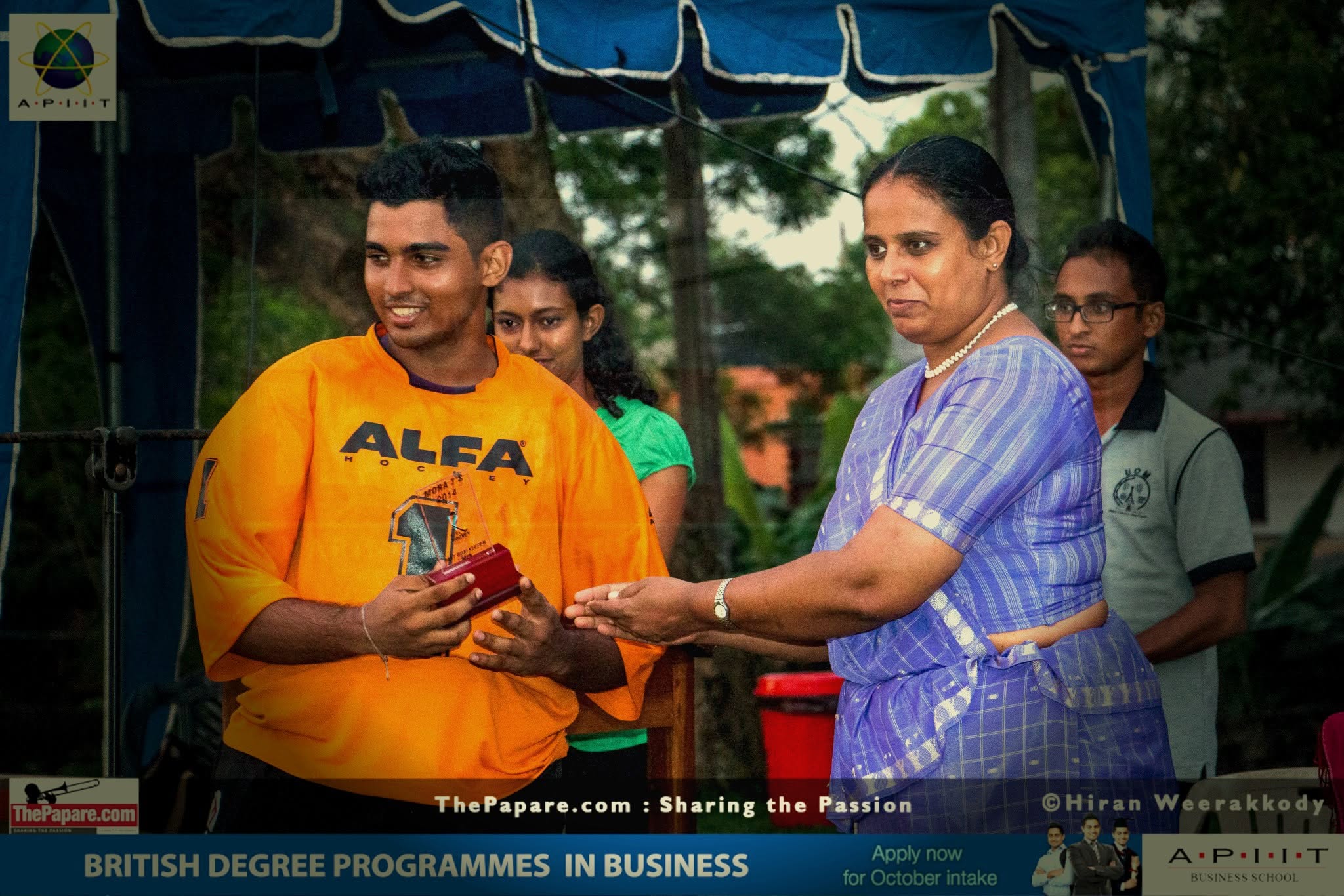 Piumal receiving the best hockey goalkeeper award
